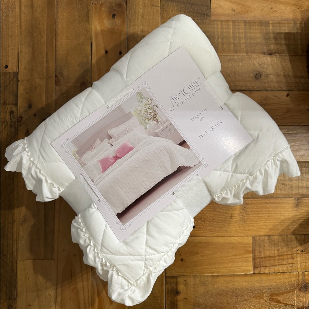 Armoire Collection Full/ Queen Ruffle Quilt White - Picture 5 of 7
